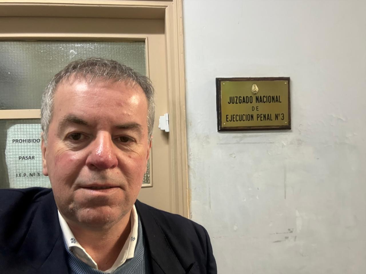 Dr. Mario Ulacco en su oficina